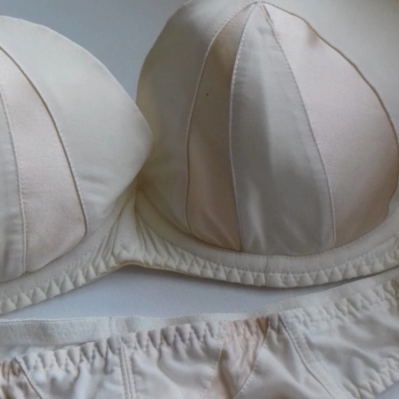 Agent Provocateur Rare Vintage Cream Bra and Panty Set - Picture 7 of 7